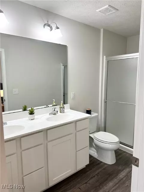 Bath - 208 Fairfield Dr, Elyria, OH 44035 photo 1 of 5