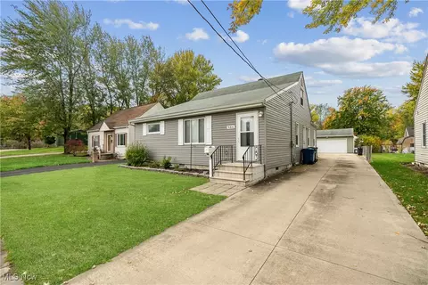 986 Warwick Dr, Sheffield Lake, OH 44054
