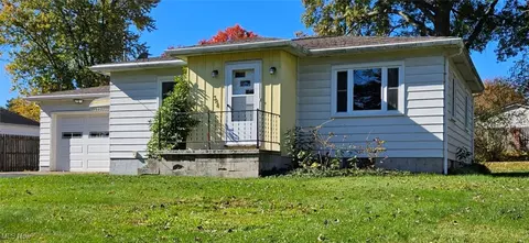 384 Leeds St, Akron, OH 44305