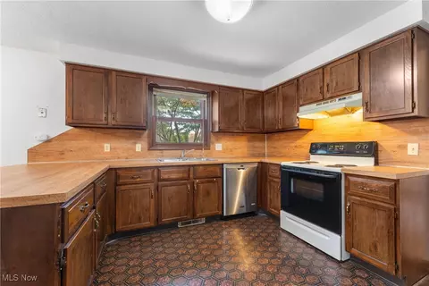 Kitchen - 2161 Windham St NE, Canton, OH 44721 photo 2 of 4