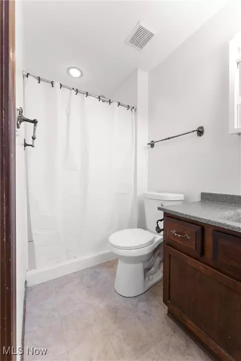 Bath - 2161 Windham St NE, Canton, OH 44721 photo 3 of 5