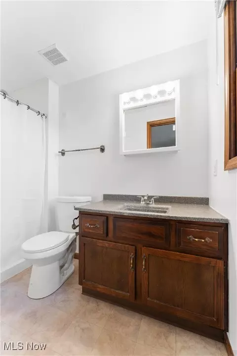Bath - 2161 Windham St NE, Canton, OH 44721 photo 2 of 5