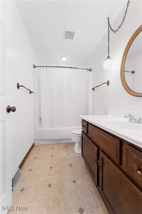 Bath - 2161 Windham St NE, Canton, OH 44721 photo 4 of 5