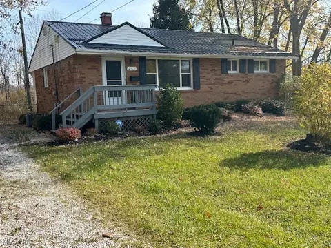 211 Irma Dr, Chardon, OH 44024