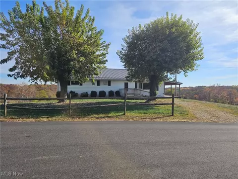 132 S Moore Rd SE, Mcconnelsville, OH 43756