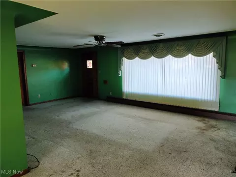 Living - 429 Wildwood Dr, Boardman, OH 44512 photo 2 of 3