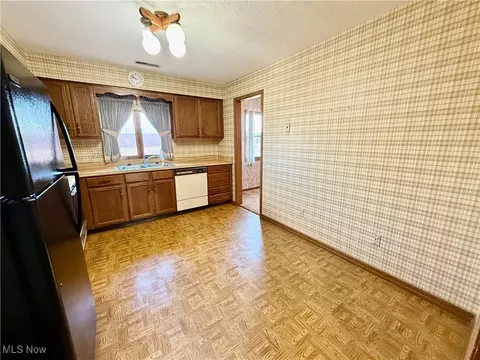 Kitchen - 870 Pearson Cir #4, Boardman, OH 44512 photo 2 of 2