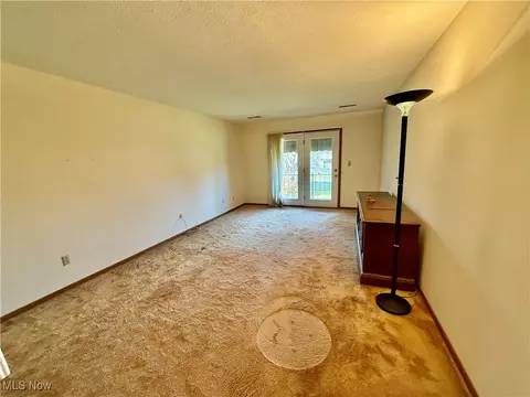 Living - 870 Pearson Cir #4, Boardman, OH 44512 photo 2 of 2