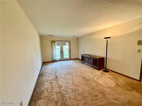 Living - 870 Pearson Cir #4, Boardman, OH 44512 photo 1 of 2