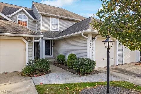 2424 Wrens Dr S, Stow, OH 44224