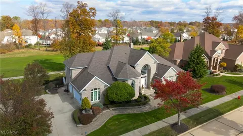 280 W Edinburgh Dr, Highland Heights, OH 44143