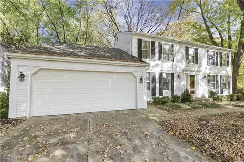 9707 Huntington Park Dr, Strongsville, OH 44136