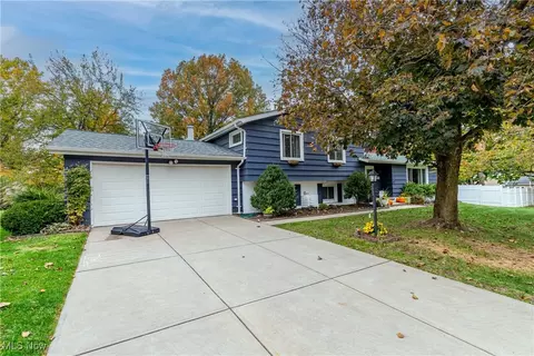 5505 Broadmill Dr, Broadview Heights, OH 44147