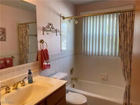 Bath - 421 W Omar St, Struthers, OH 44471 photo 1 of 4
