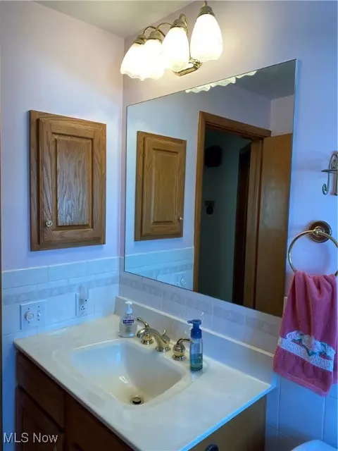 Bath - 421 W Omar St, Struthers, OH 44471 photo 2 of 4