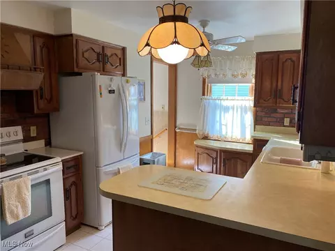 Kitchen - 421 W Omar St, Struthers, OH 44471 photo 2 of 4