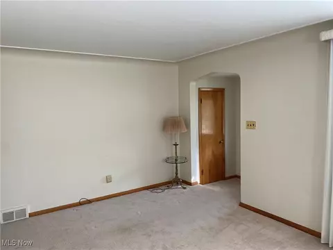 Living - 421 W Omar St, Struthers, OH 44471 photo 2 of 3