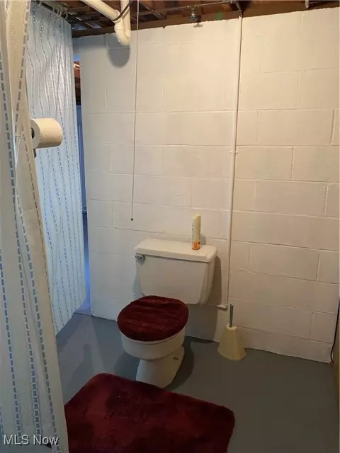 Bath - 421 W Omar St, Struthers, OH 44471 photo 3 of 4