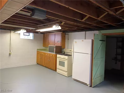 Kitchen - 421 W Omar St, Struthers, OH 44471 photo 4 of 4