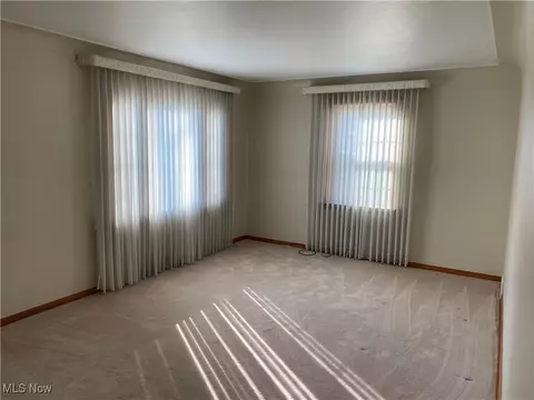 Living - 421 W Omar St, Struthers, OH 44471 photo 1 of 3