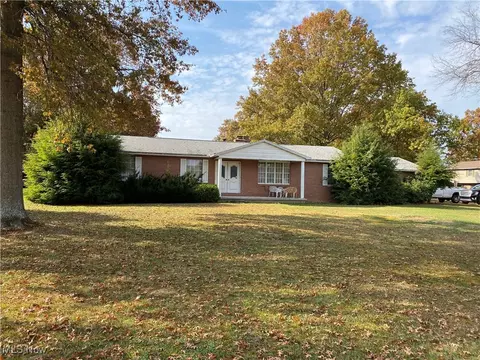31 Oakbrook Dr, Mineral Wells, WV 26150