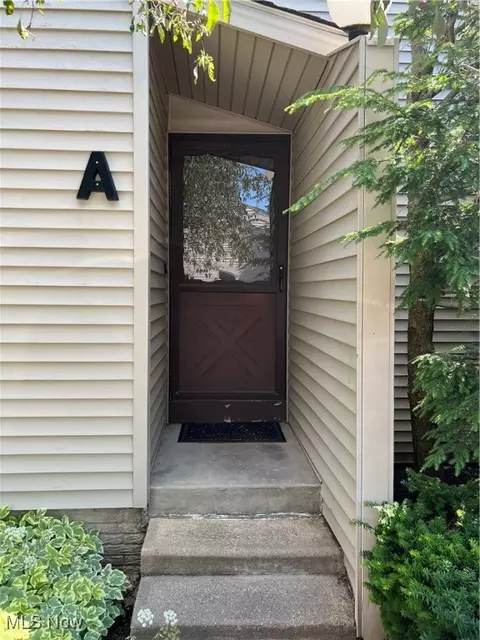 1480 Cedarwood Dr #21A, Westlake, OH 44145