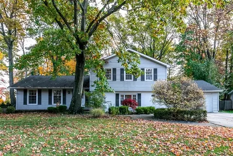 1031 Oakview Dr, Highland Heights, OH 44143