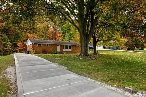 7720 Fawn Dr NW, North Canton, OH 44720