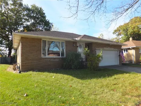 4768 Fairway Dr, Brooklyn, OH 44144