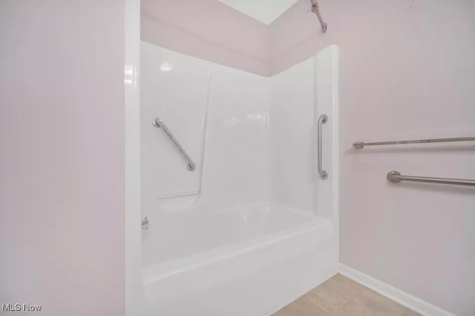 Bath - 16822 Hinsdale Ct, Middleburg Heights, OH 44130 photo 3 of 4
