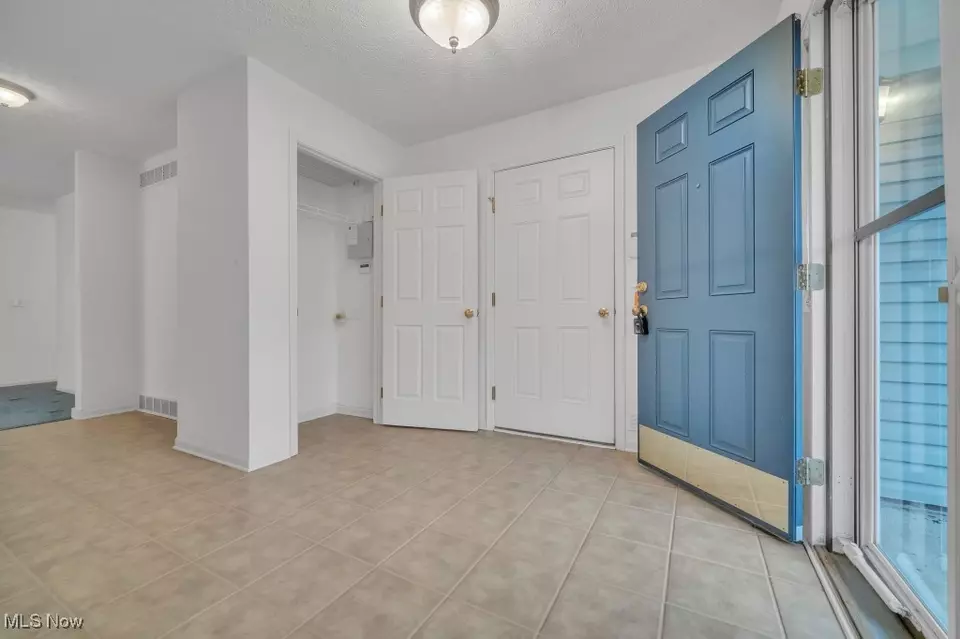Entry Way - 16822 Hinsdale Ct, Middleburg Heights, OH 44130 photo 2 of 5