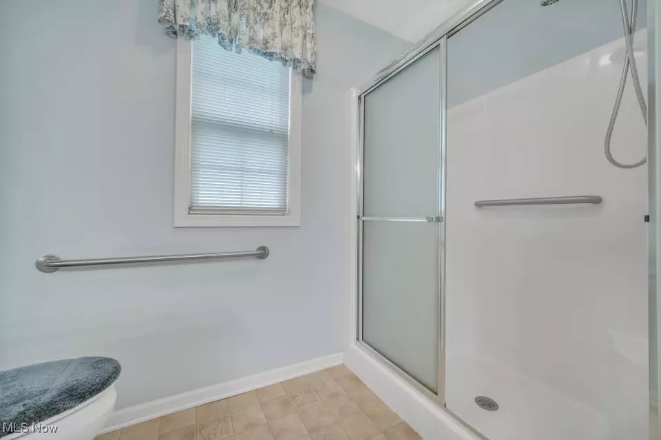 Bath - 16822 Hinsdale Ct, Middleburg Heights, OH 44130 photo 4 of 4