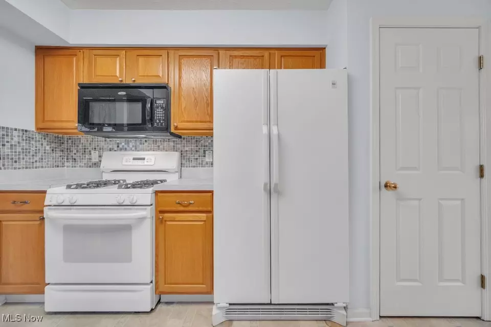 Kitchen - 16822 Hinsdale Ct, Middleburg Heights, OH 44130 photo 4 of 4