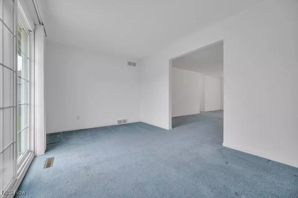 Living - 16822 Hinsdale Ct, Middleburg Heights, OH 44130 photo 4 of 5