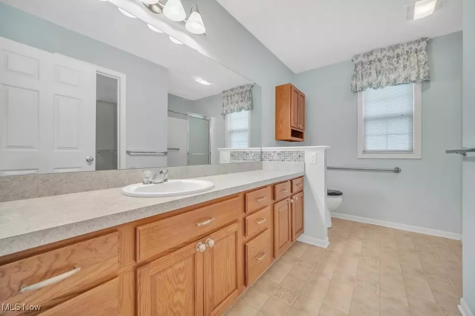 Bath - 16822 Hinsdale Ct, Middleburg Heights, OH 44130 photo 2 of 4