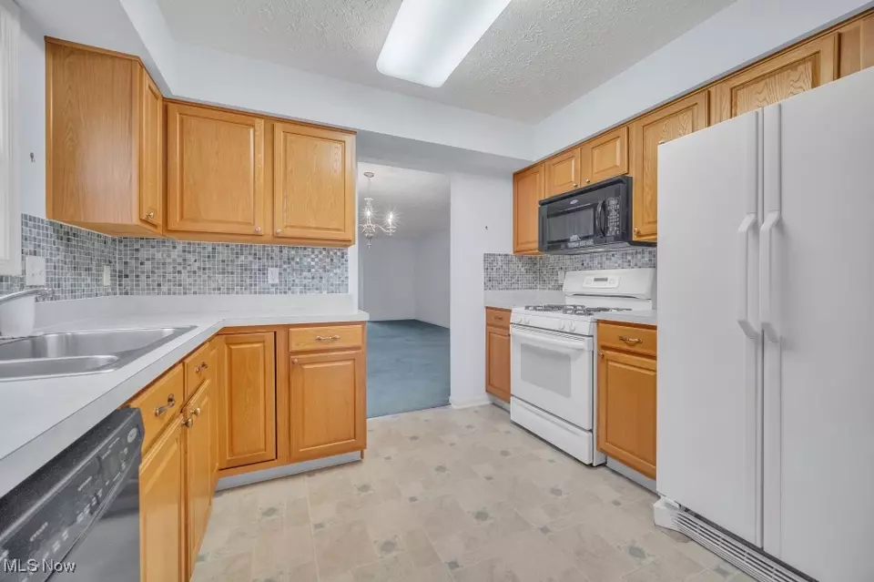 Kitchen - 16822 Hinsdale Ct, Middleburg Heights, OH 44130 photo 3 of 4