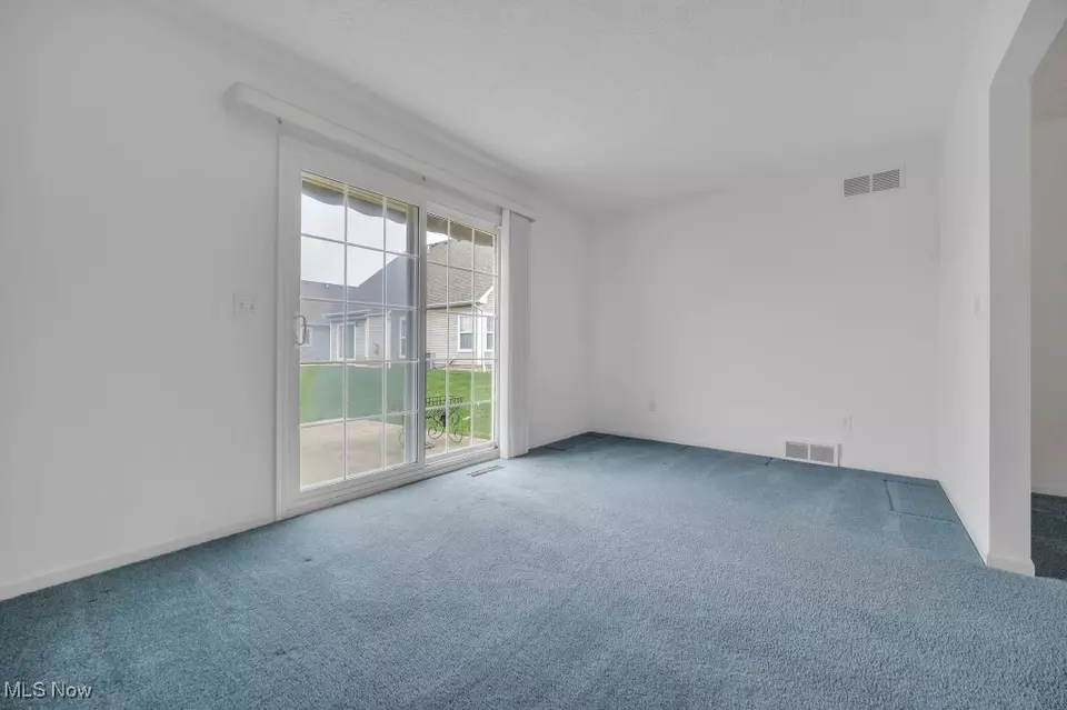 Living - 16822 Hinsdale Ct, Middleburg Heights, OH 44130 photo 3 of 5