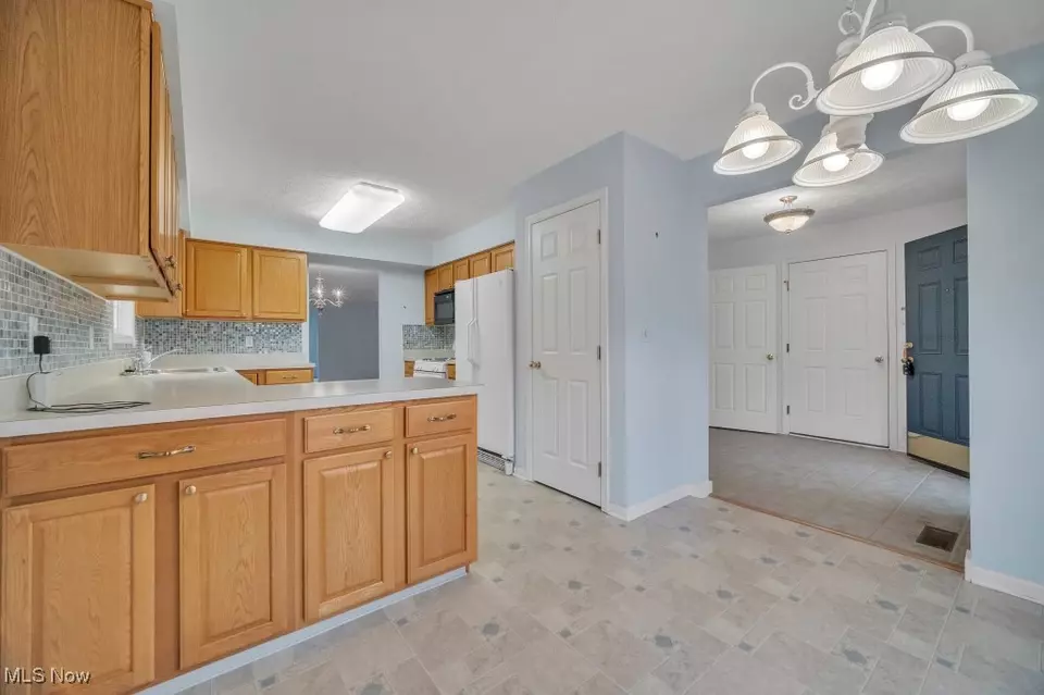 Entry Way - 16822 Hinsdale Ct, Middleburg Heights, OH 44130 photo 4 of 5