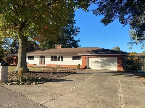 11 Crestview Mnr, Newcomerstown, OH 43832