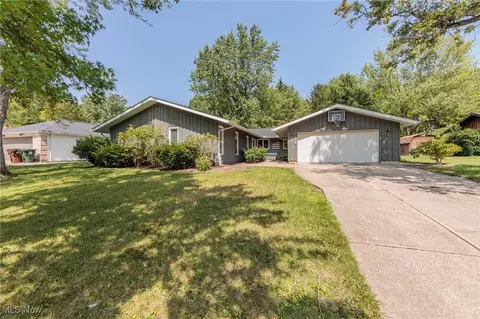 140 Parkview Dr, Aurora, OH 44202