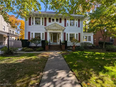 2295 N Saint James Pkwy, Cleveland Heights, OH 44106