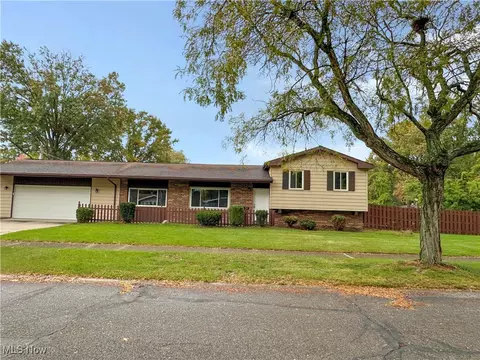 3518 Beaumont Dr, North Olmsted, OH 44070