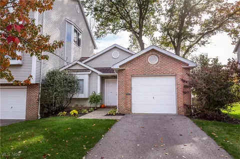 344 Village Pointe Dr # -6, Akron, OH 44313