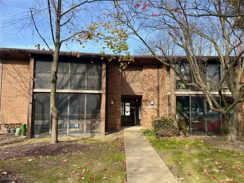 22948 Mastick Rd #202, Fairview Park, OH 44126