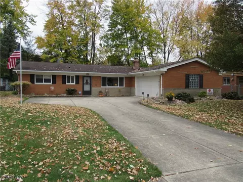 300 Robin Dr, Berea, OH 44017
