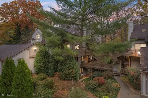 524 Meredith Ln, Cuyahoga Falls, OH 44223