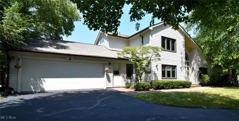 432 Chipping Ln, Chagrin Falls, OH 44023