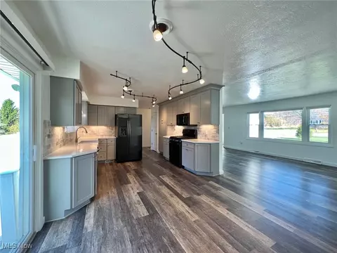 Kitchen - 12380 Bean Rd, Chardon, OH 44024 photo 4 of 5