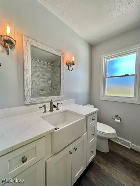 Bath - 12380 Bean Rd, Chardon, OH 44024 photo 1 of 3
