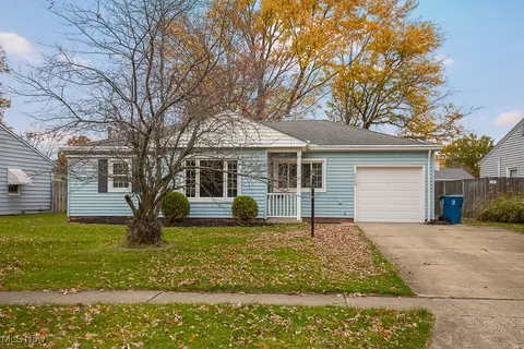 6425 Aylesworth Dr, Parma Heights, OH 44130